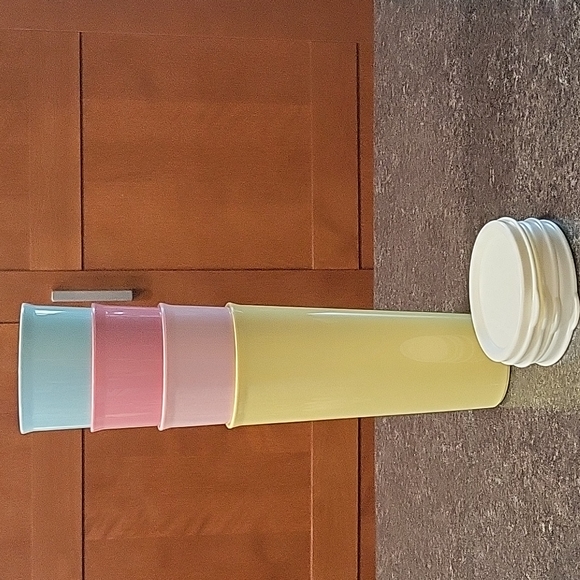 Tupperware Vintage 16 oz Tumblers with Seals - Picture 2 of 4